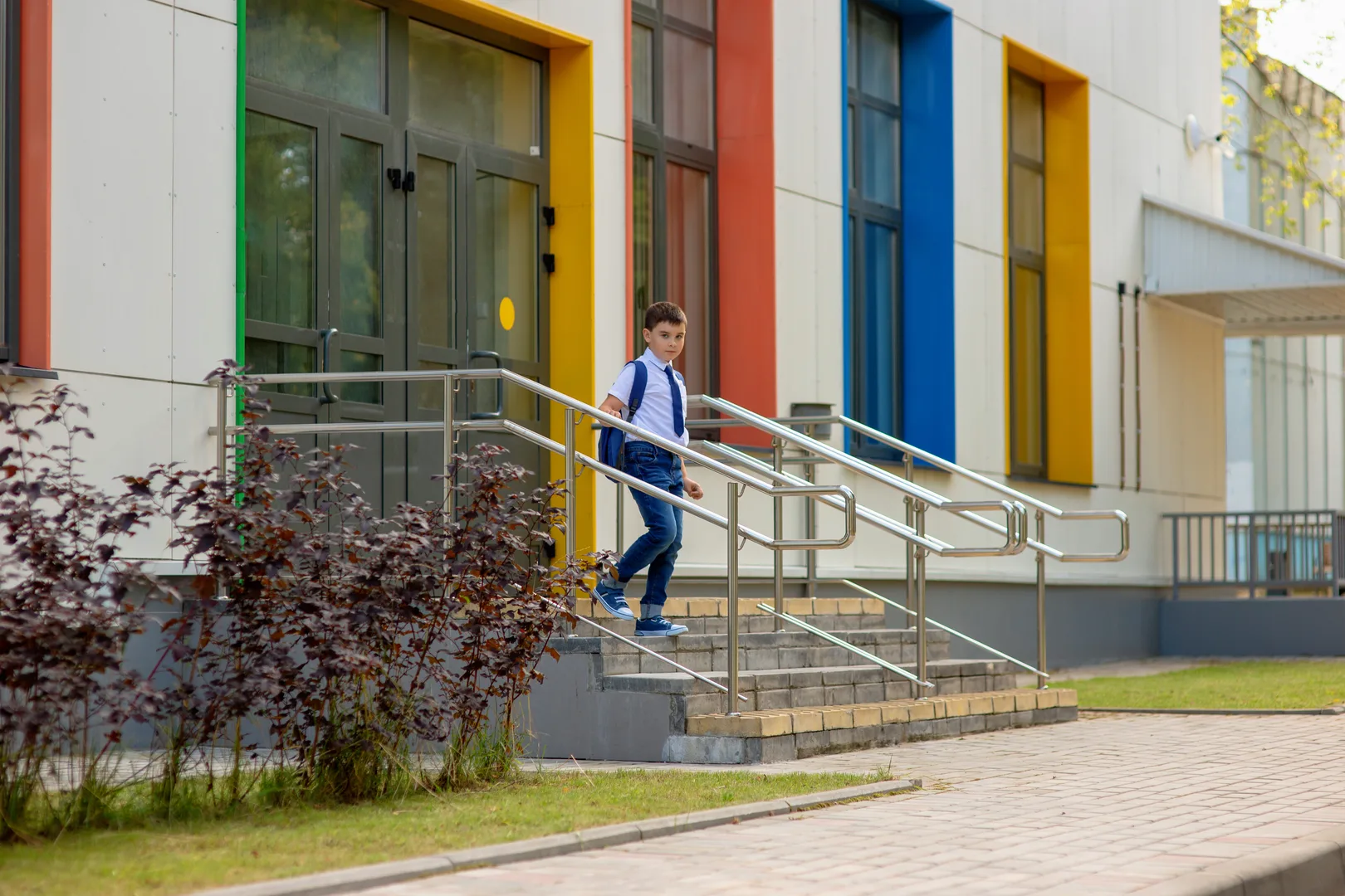 Discover the best age to switch your child to an international school. Analysis of natural entry points, curriculum transition challenges, language considerations, and adaptation data by age group.