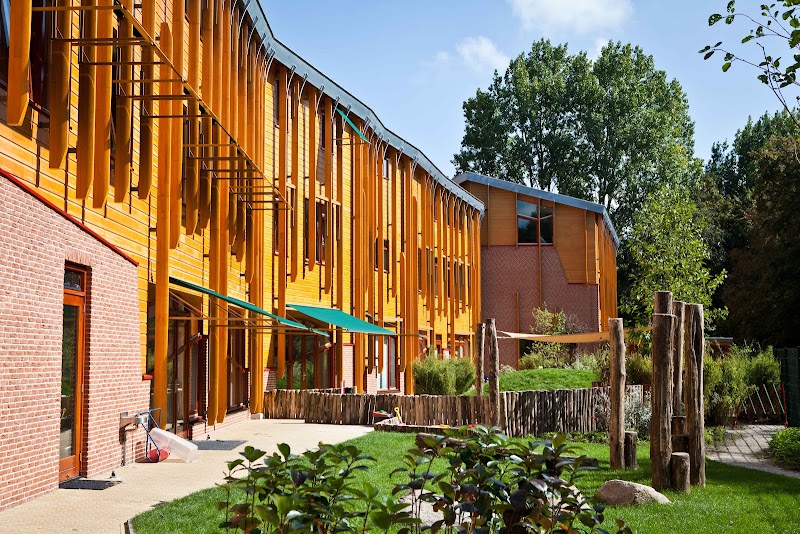 Oost International School